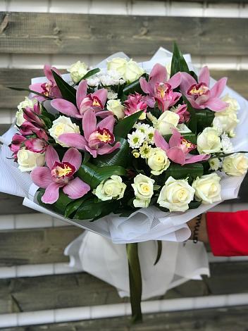 Букет цветов из: Розы и Хризантемы в Белоусово