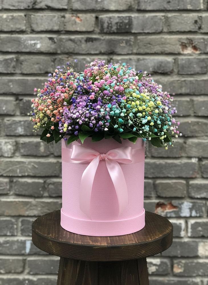 Цветочная композиция из Гипсофила и Розы в шляпной коробке в Белоусово