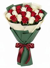 Букет Микс из красных и белых роз в Белоусово