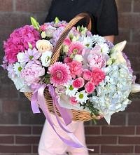 Композиция солнечный день в Белоусово Цветочная композиция из Розы, Хризантемы, Пионы и Лизиантусы в корзине в Белоусово