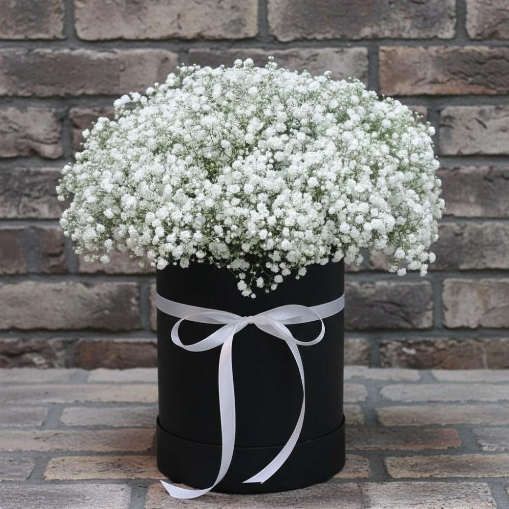 Цветочная композиция из Гипсофила в шляпной коробке в Белоусово