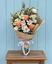 Букет цветов из:  Альстромерии, Лизиантусы, Розы и Хризантемы в Белоусово