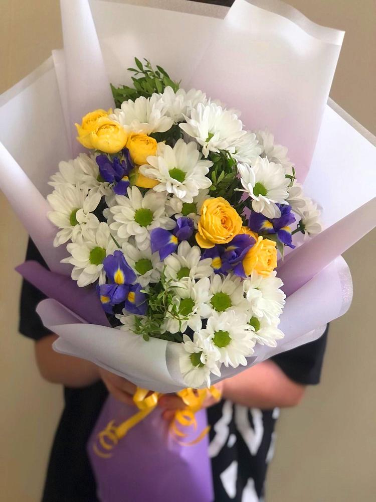 Букет цветов из: Ирисы, Хризантемы и Розы в Белоусово