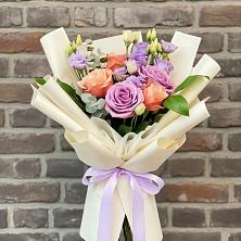 Букет цветов из:  Лизиантусы и Розы в Белоусово