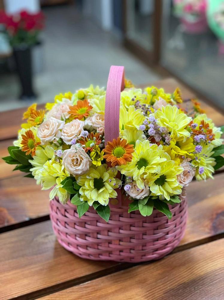 Цветочная композиция из Хризантемы и Розы в корзине в Белоусово