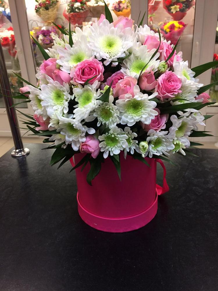 Цветочная композиция из Розы и Хризантемы в шляпной коробке в Белоусово