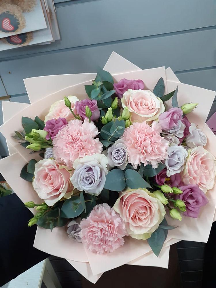 Букет цветов из: Розы, Гвоздики и Лизиантусы в Белоусово